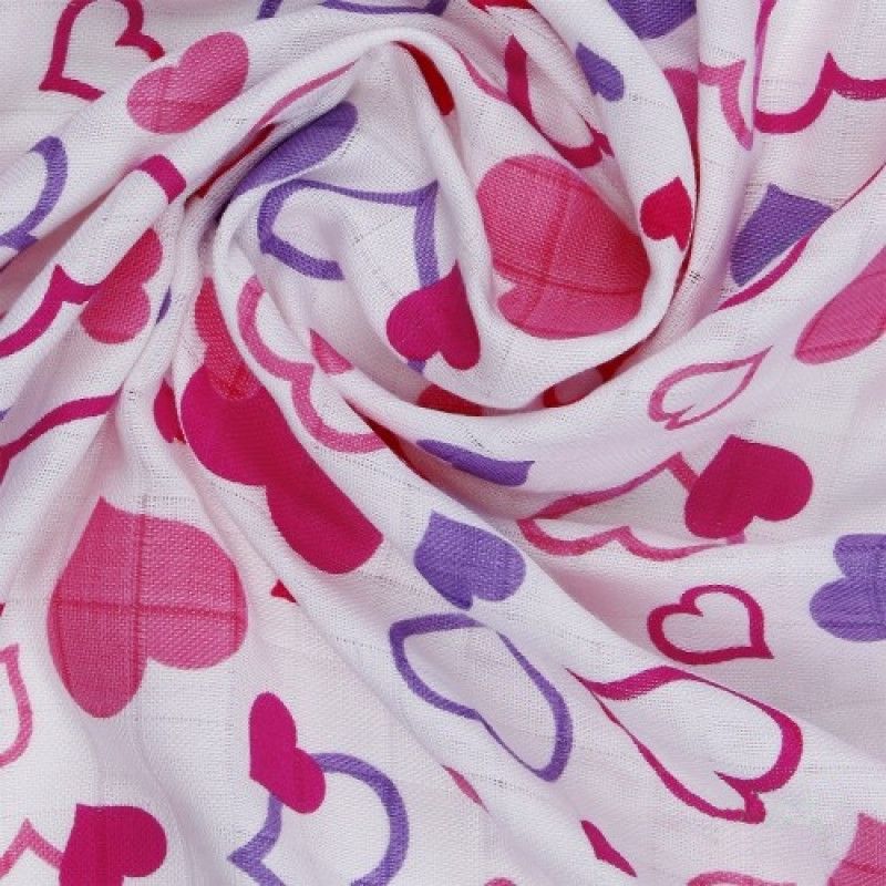 Weißer Stoff mit einem Muster aus pinken und violetten Herzen.