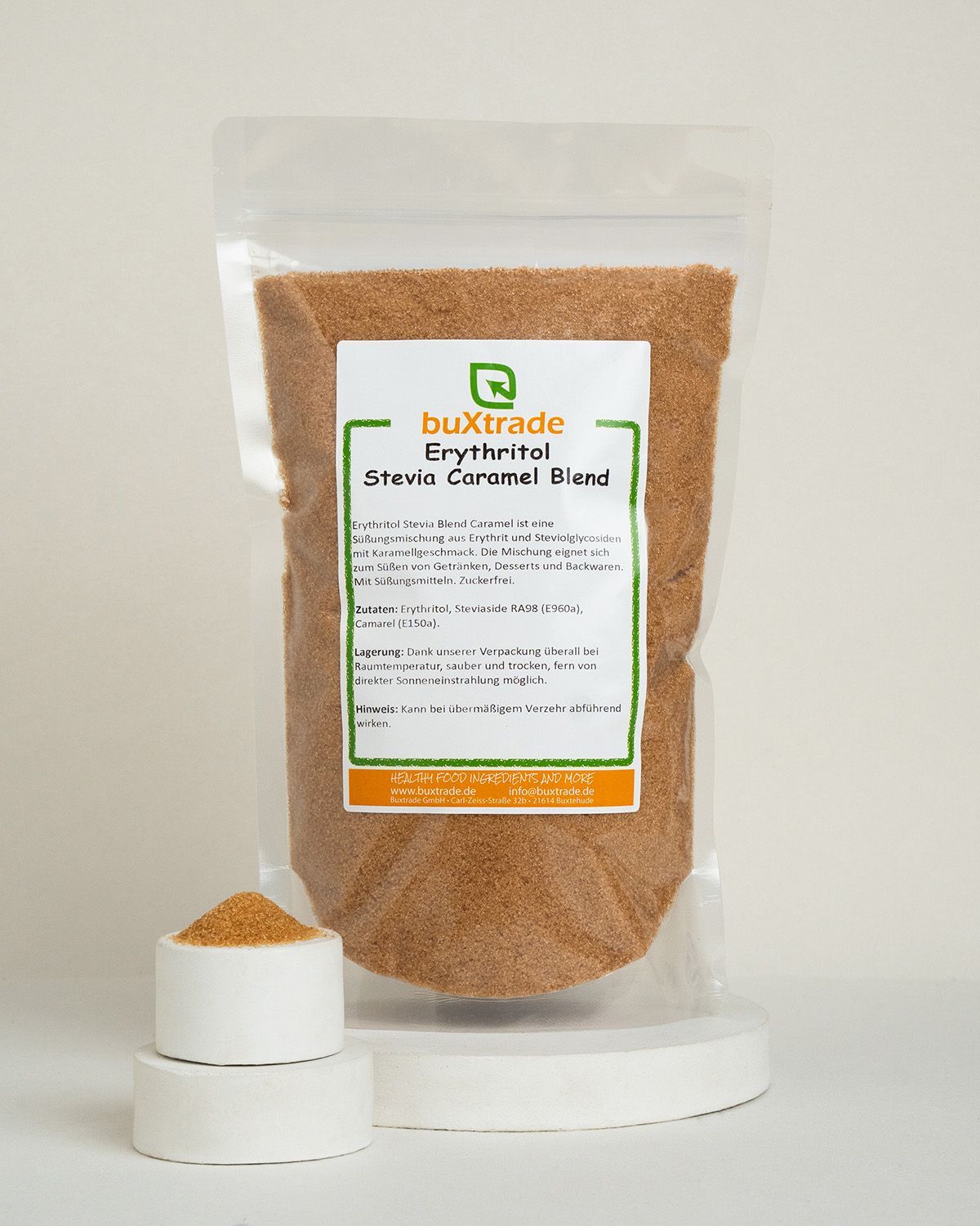Pouch mit buxtrade Erythritol Stevia Caramel Blend Süßstoffmischung und kleiner Schale Pulver.