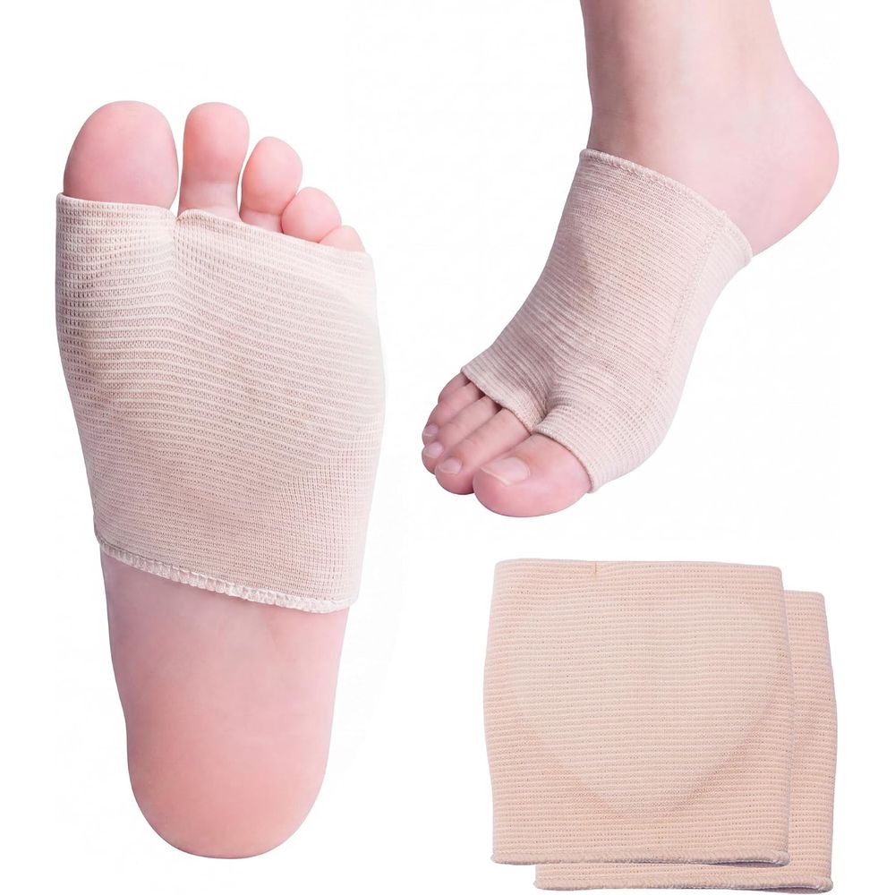 Zwei beige Fußgewölbe-Stütze aus Stoff, eine auf dem Fuß, eine daneben.