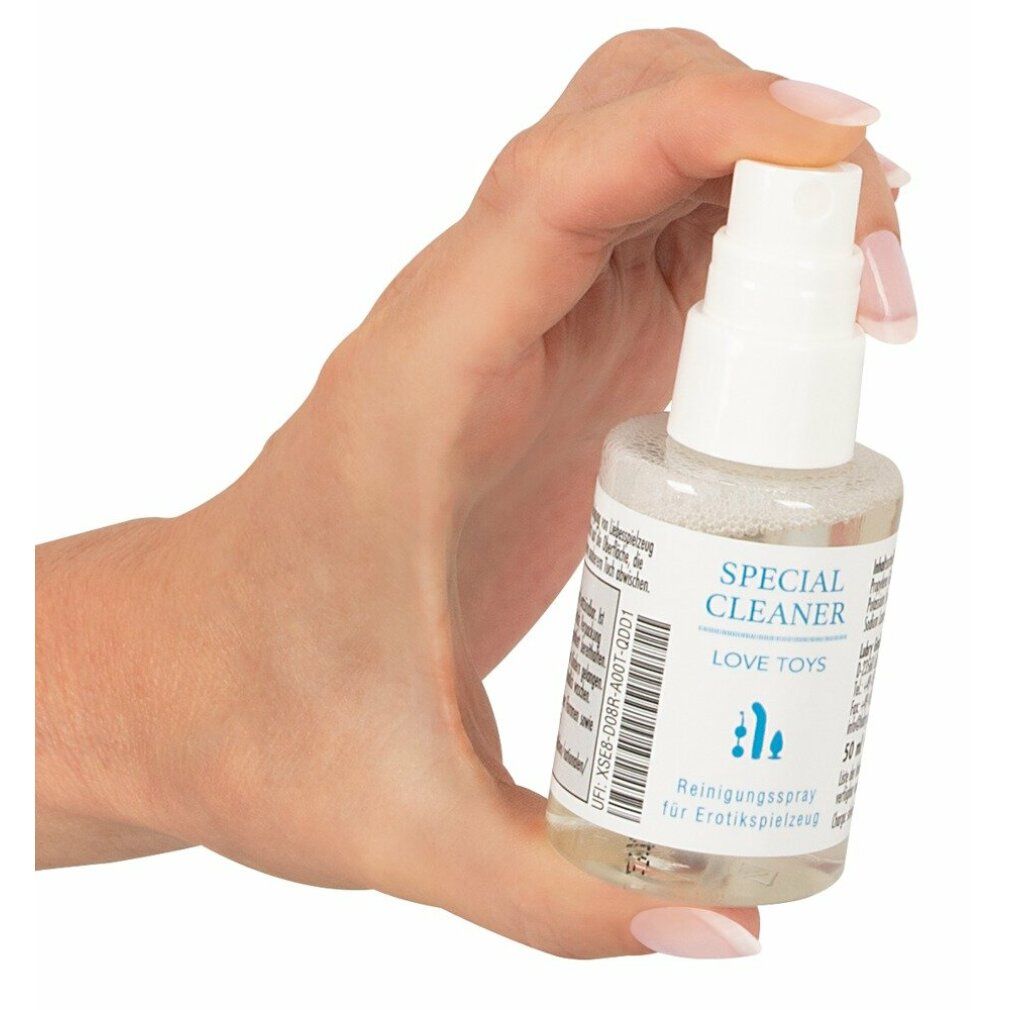 Hand hält kleine Sprühflasche mit "SPECIAL CLEANER LOVE TOYS". Text: Reinigungsspray für Erotikspielzeug. 50 ml.
