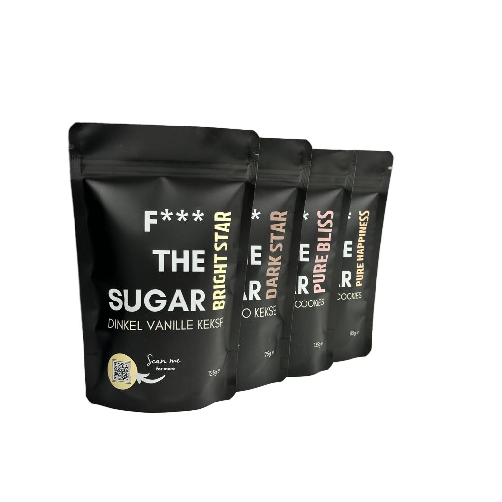 Vier schwarze Beutel mit Keksen. Aufschrift: F*** THE SUGAR, Dinkel Vanille Kekse, Bright Star, Dark Star, Pure Bliss, Pure Happiness.