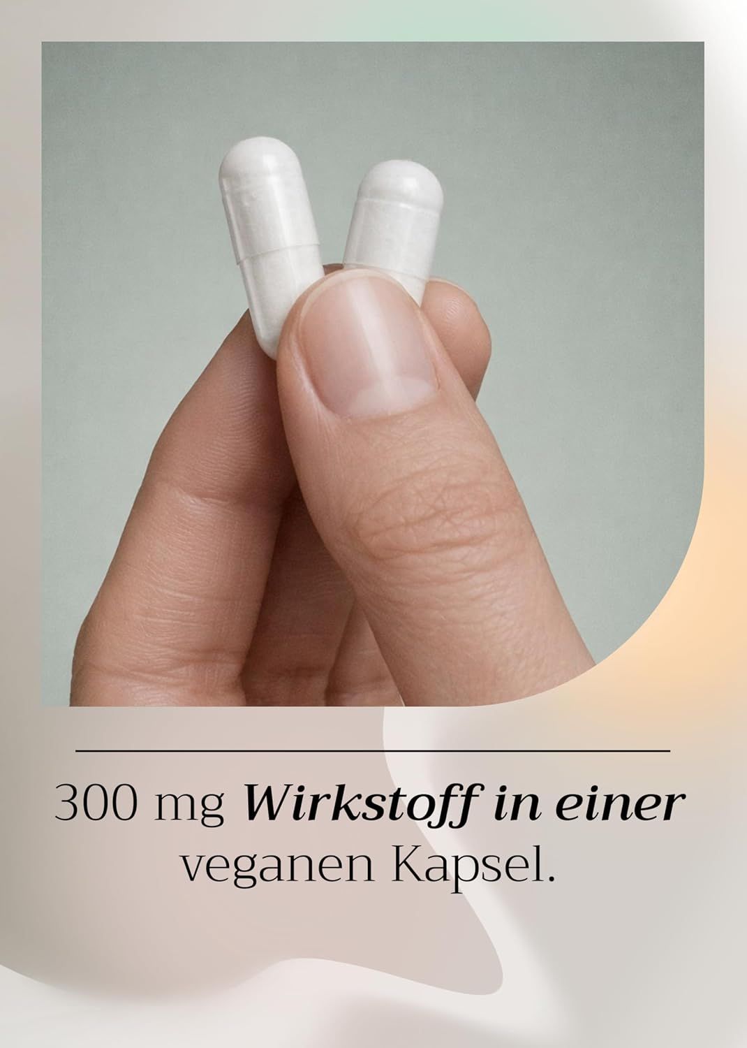 Hand hält zwei vegane Kapseln mit je 300 mg Wirkstoff.