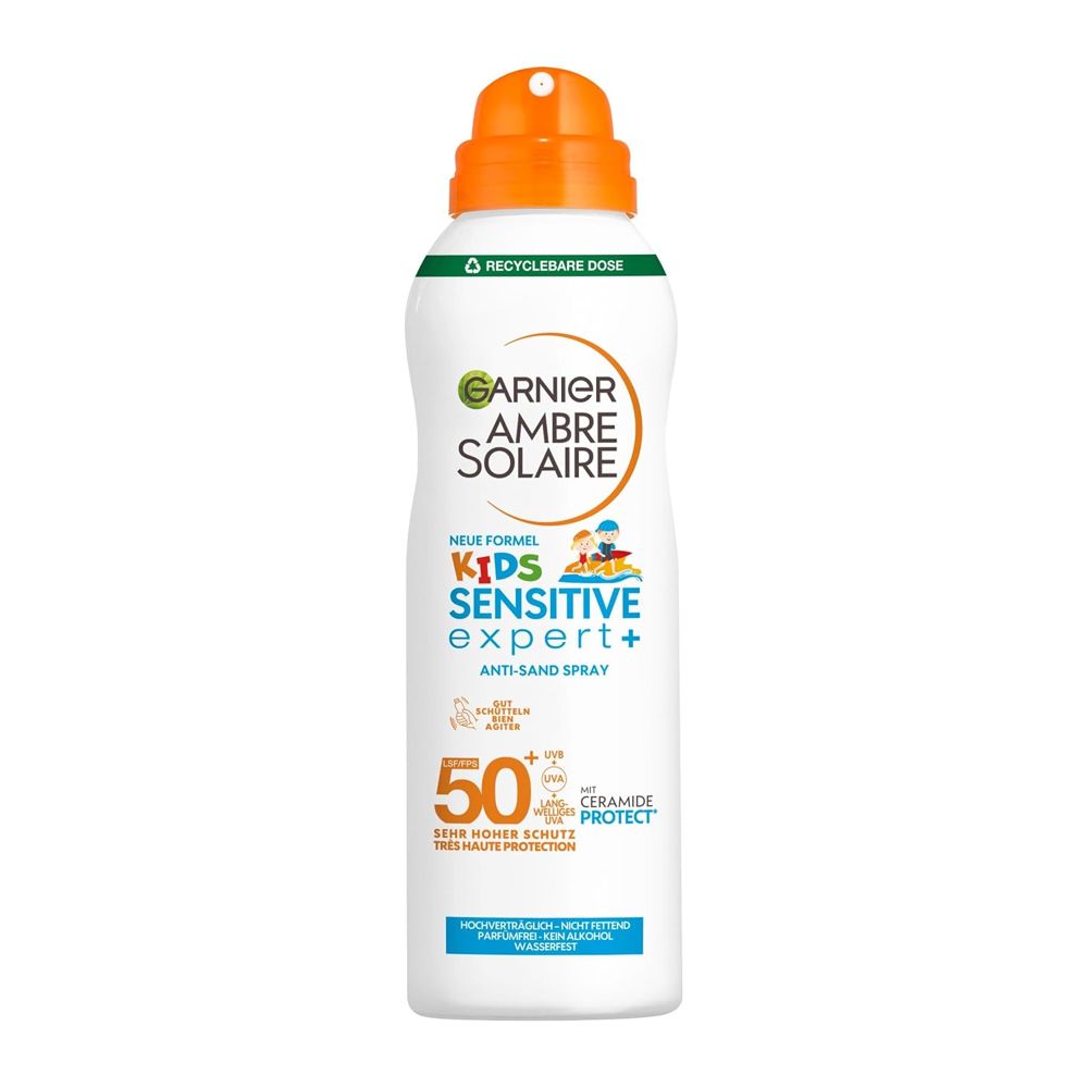 Weiße Sprayflasche mit orangefarbenem Sprühkopf. Aufschrift: Garnier Ambre Solaire Kids Sensitive Expert+ Anti-Sand Spray LSF 50+.