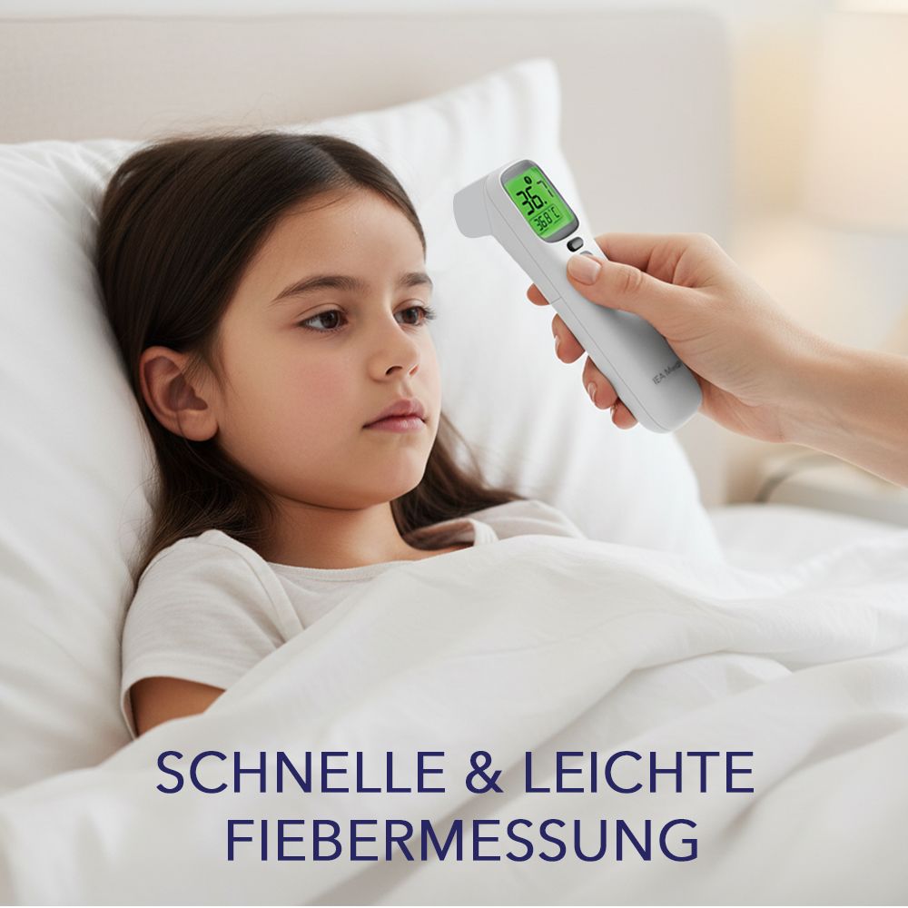 Person misst Temperatur bei Kind im Bett. Digitales Fieberthermometer wird am Ohr positioniert. Text: SCHNELLE & LEICHTE FIEBERMESSUNG.