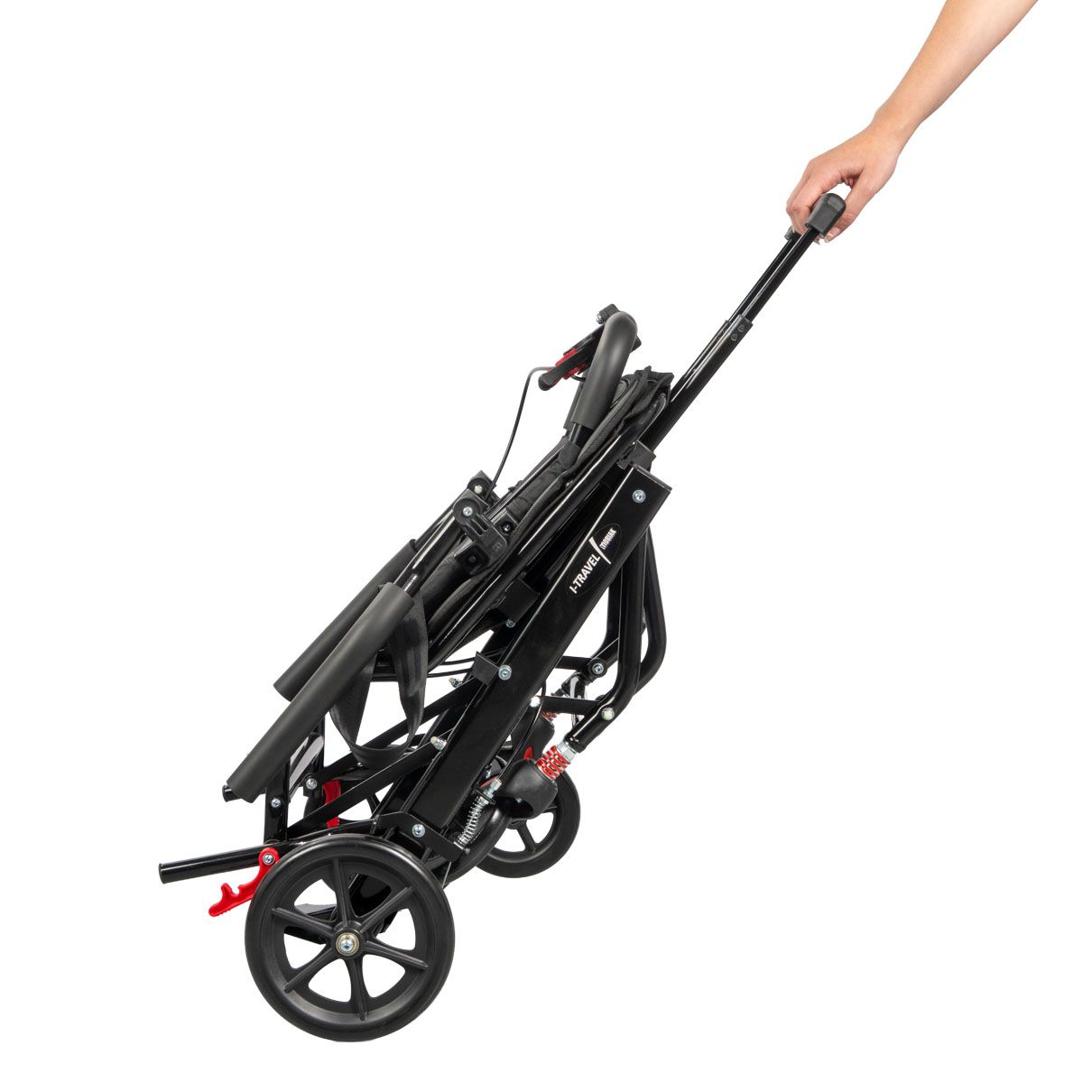Gefalteter schwarzer Rollstuhl, von Hand gehalten. Vier Räder sichtbar. I-Travel-Logo.