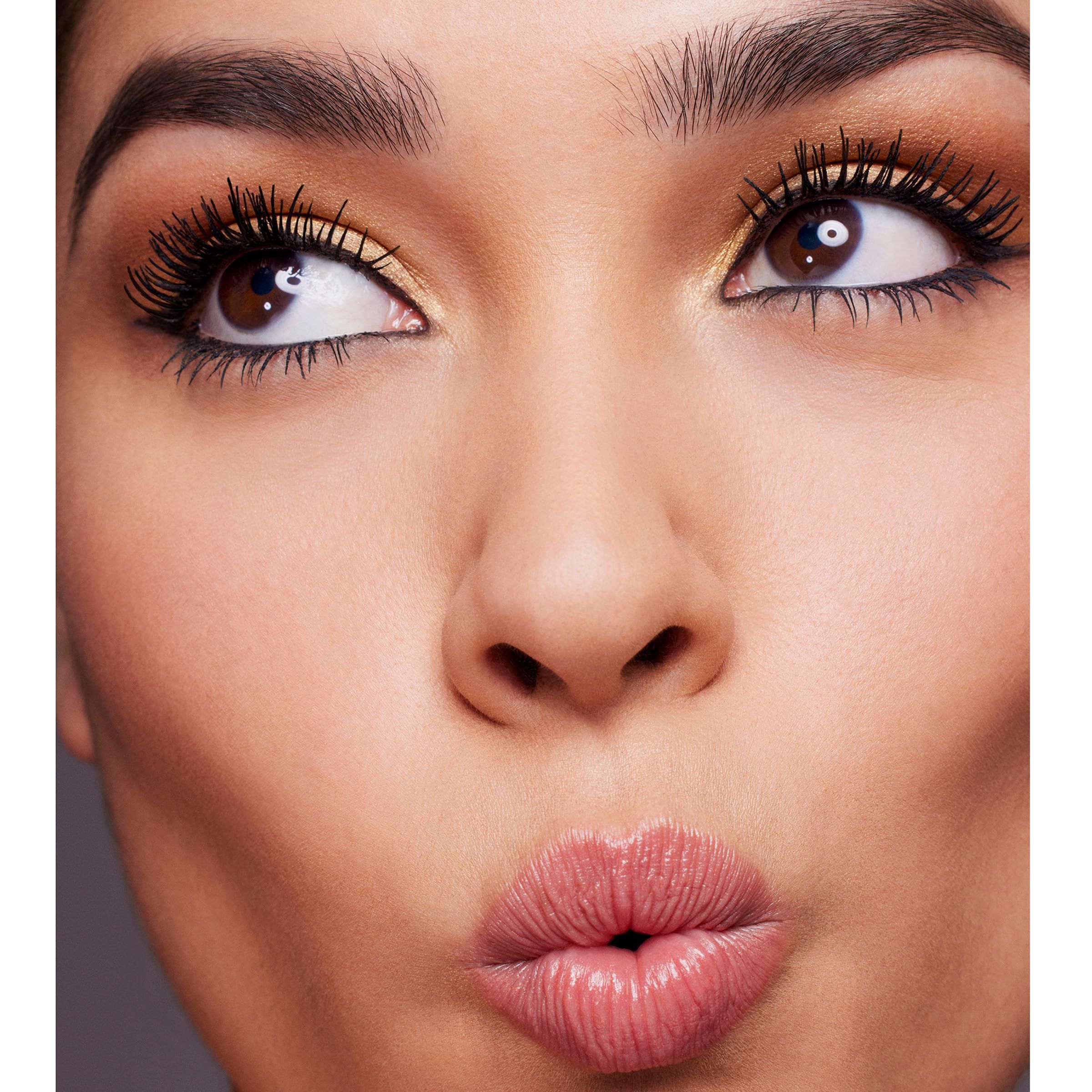 Nahaufnahme eines Gesichts mit geschminkten Augen und Lippen. Augenbrauen, Wimpern.