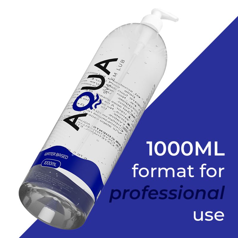 Transparente Flasche mit weißem Pumpkopf. Aufschrift AQUA und WATER BASED. Blaue Banderole mit Text. 1000ml. Format für professionelle Nutzung.
