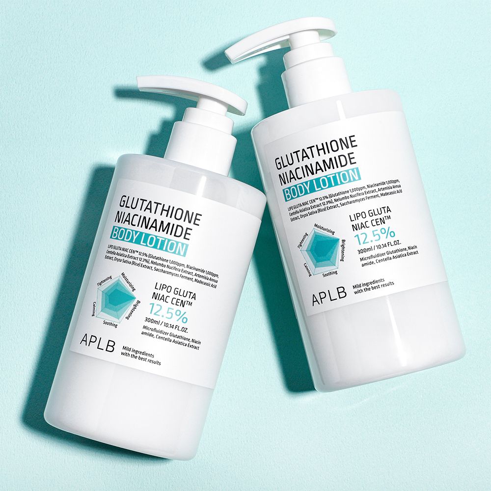 Zwei weiße Pumpspender mit Glutathion Niacinamid Körperlotion auf hellblauem Hintergrund.