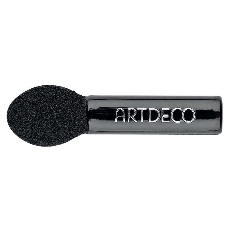 Hand hält einen kleinen schwarzen Lidschatten-Applikator mit der Aufschrift "ARTDECO".