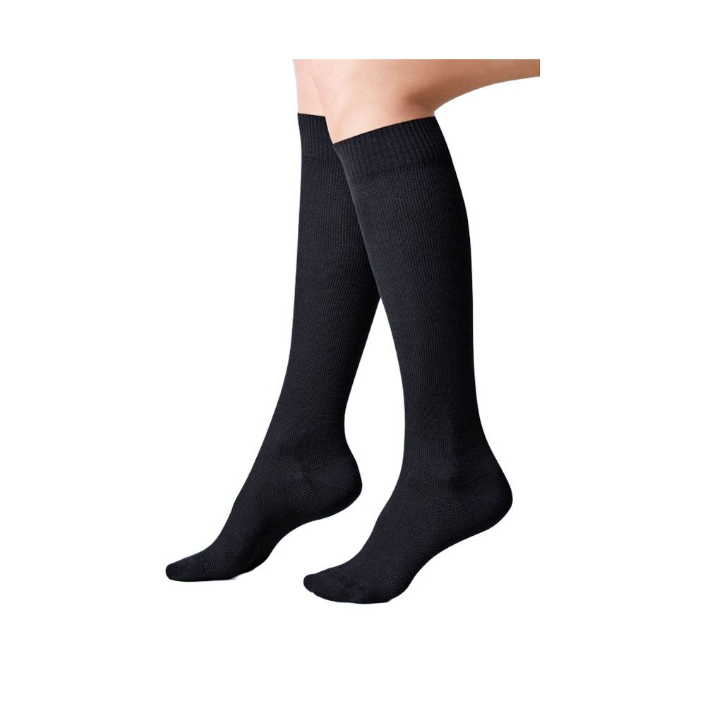 Schwarze Kniestrümpfe aus Baumwolle, die bis knapp unter das Knie reichen.