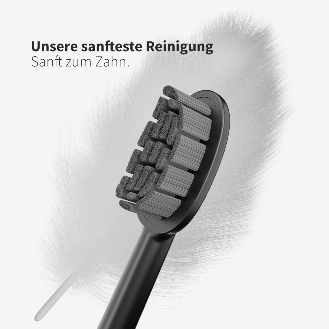 Schwarzer Bürstenkopf mit grauen Borsten. Text: Unsere sanfteste Reinigung. Sanft zum Zahn.