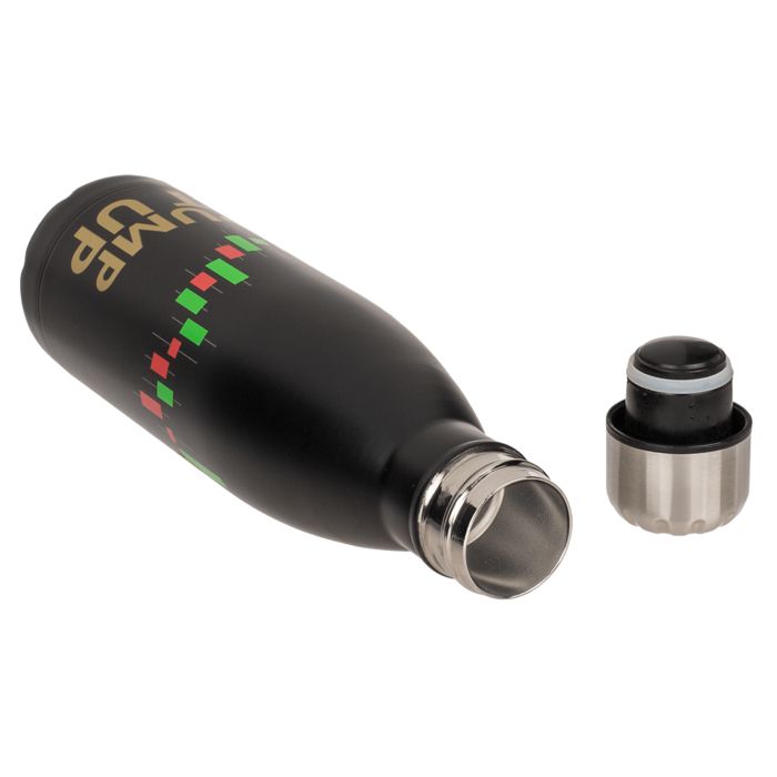 Schwarze Trinkflasche, Deckel abgenommen. Aufdruck: Diagramm, goldener Schriftzug "PUMP IT UP". Silberner Deckel daneben.