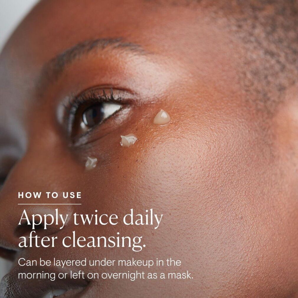 Nahaufnahme einer Person mit Produkt auf der Haut. Text: Apply twice daily after cleansing. Can be layered under makeup.