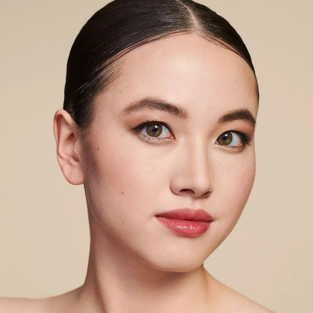 Porträt einer Frau mit geschminkten Lippen. Hautton, Lippenstiftfarbe.