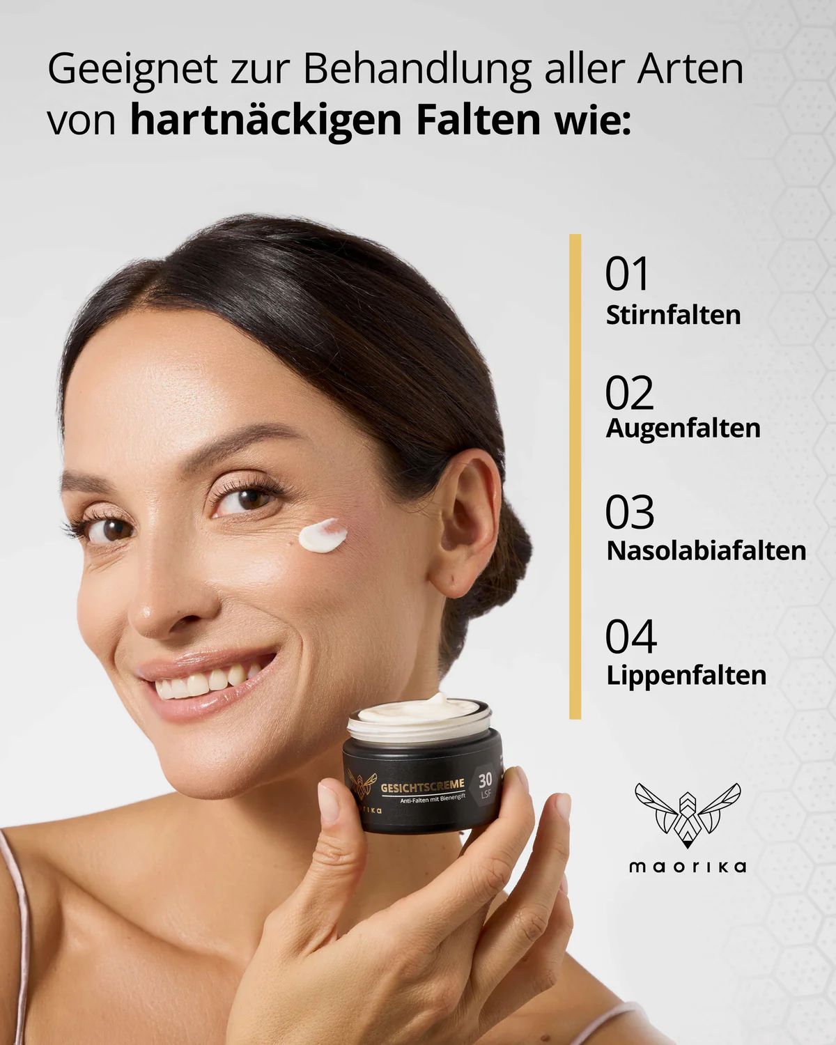 Frau trägt Creme auf. Produkt: GESICHTSCREME, Anti-Falten mit Bienengift, LSF30. Text: Geeignet für alle Arten von Falten.