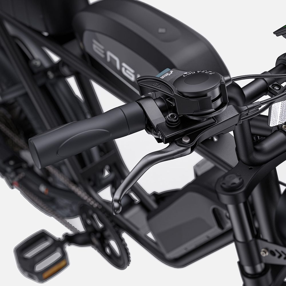 Nahaufnahme des Lenkers eines Elektro-Mountainbikes. Bremshebel, Griffe und Bedienelemente. ENGWE-Logo.