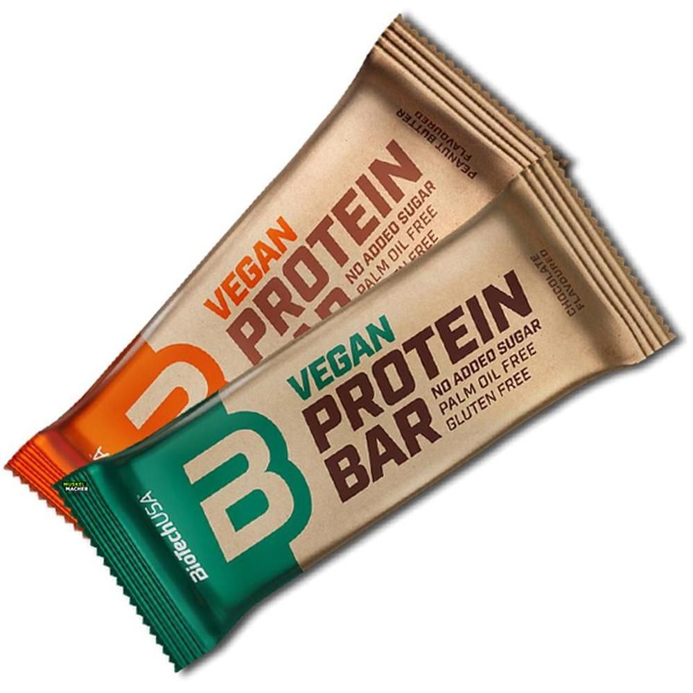 Zwei Proteinriegel. Aufschrift: Vegan Protein Bar, ohne Zuckerzusatz, palmölfrei, glutenfrei. Marke: BioTechUSA. Geschmacksrichtungen: Erdnussbutter und Schokolade.