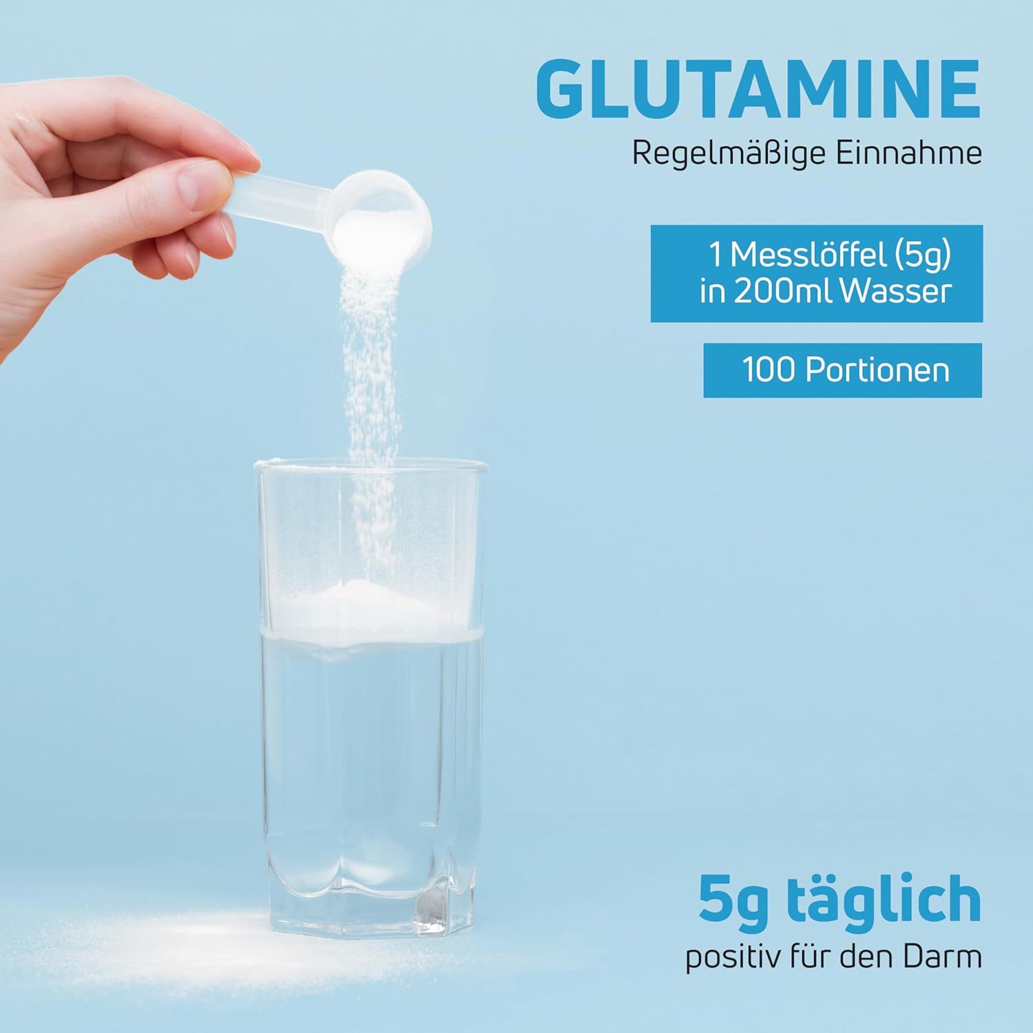 Hand schüttet Glutamin-Pulver in Glas. Text: 1 Messlöffel (5g) in 200ml Wasser, 100 Portionen, 5g täglich, positiv für den Darm.