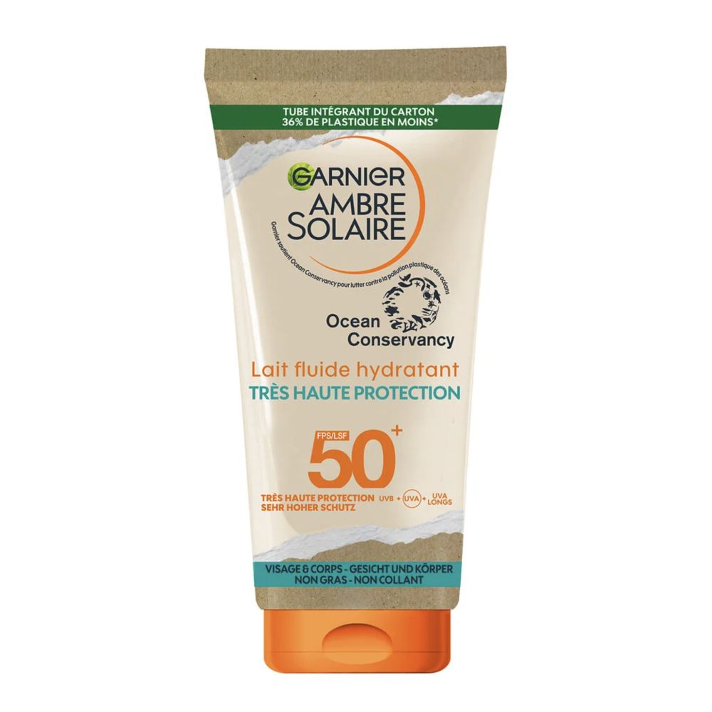 Sonnencreme-Tube mit LSF 50+. Produktname: Garnier Ambre Solaire. Text: Très Haute Protection, Visage & Corps. Verpackung mit Kartonanteil.