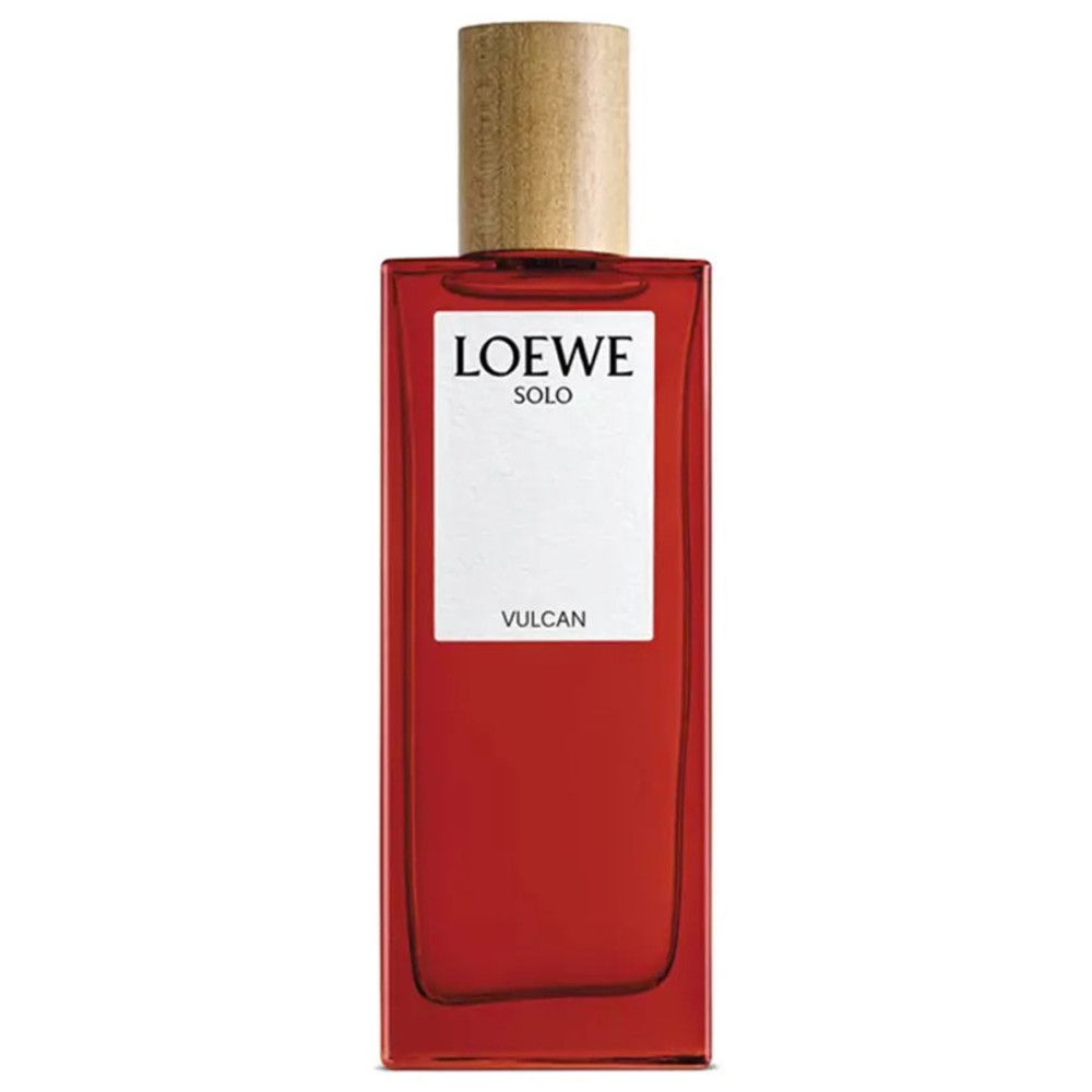 Loewe Solo Vulcan Eau de Parfum Flakon. Roter, rechteckiger Flakon mit Holzverschluss. Weißes Etikett mit Logo und Produktnamen.