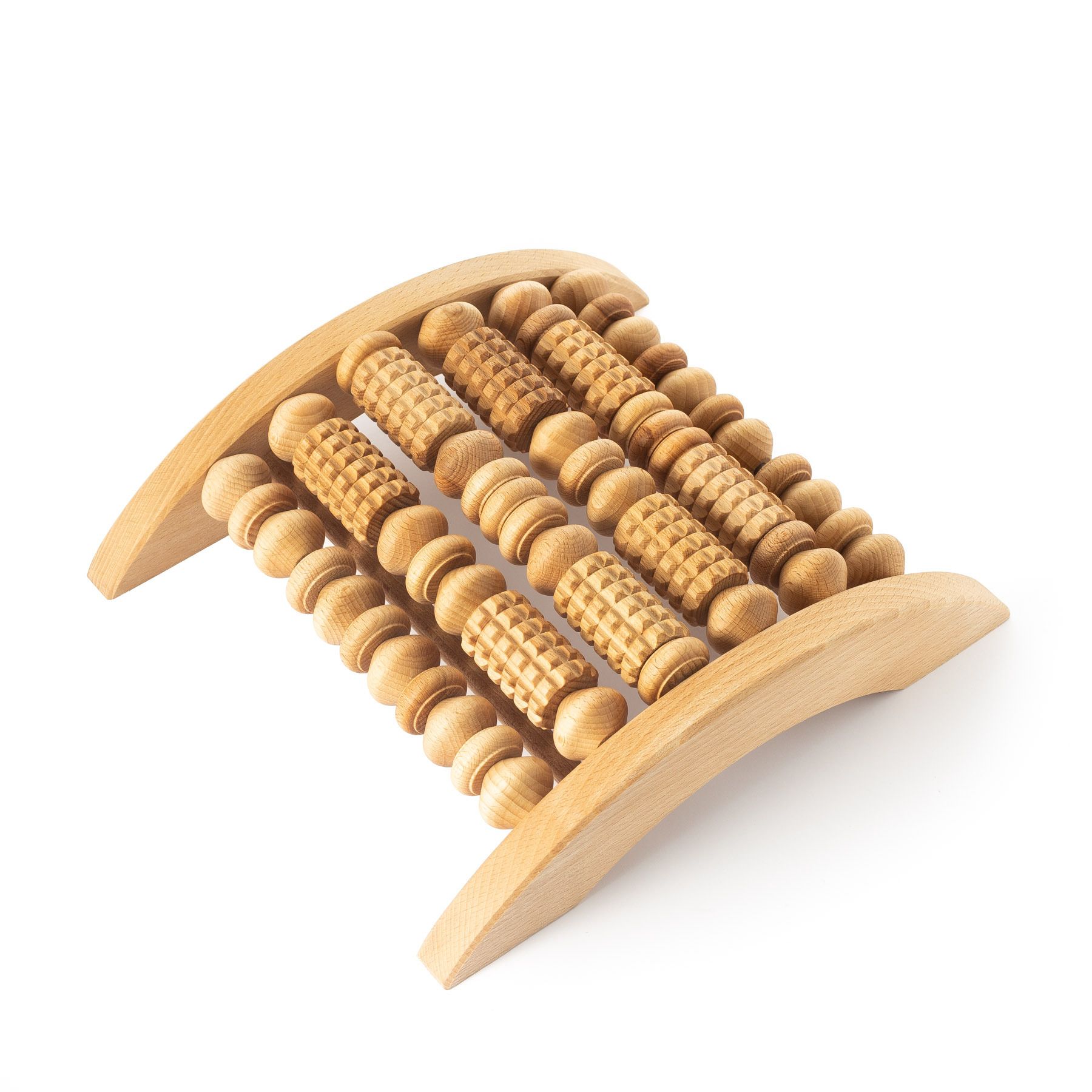 Fußroller aus Holz mit mehreren Rollen. Holzrahmen mit abgerundeten Kanten. Die Rollen sind zylindrisch und haben eine strukturierte Oberfläche.
