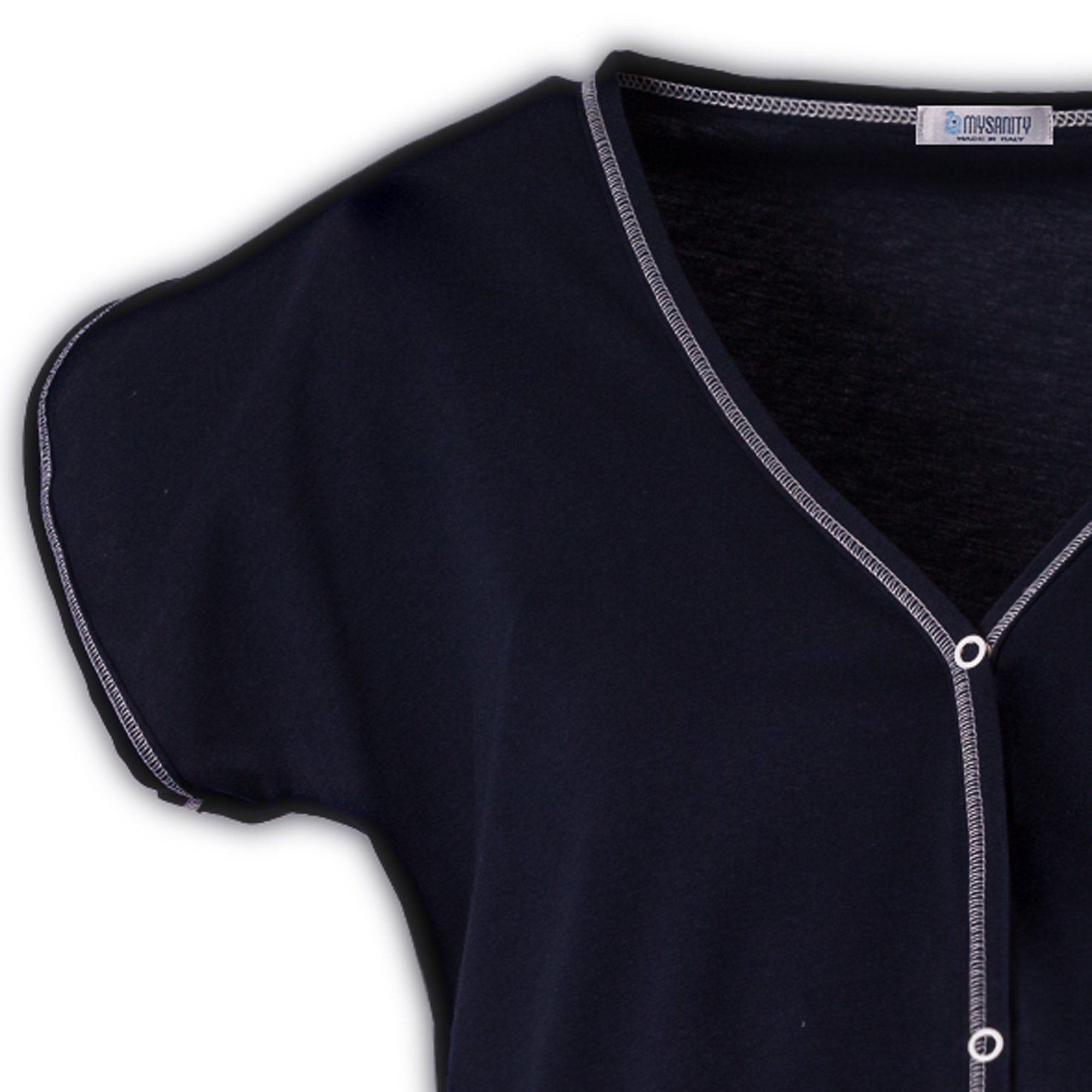 Blaues Geburtshemd mit V-Ausschnitt und Knopfleiste. Weiße Ziernähte. Kurze Ärmel. Label am Kragen.