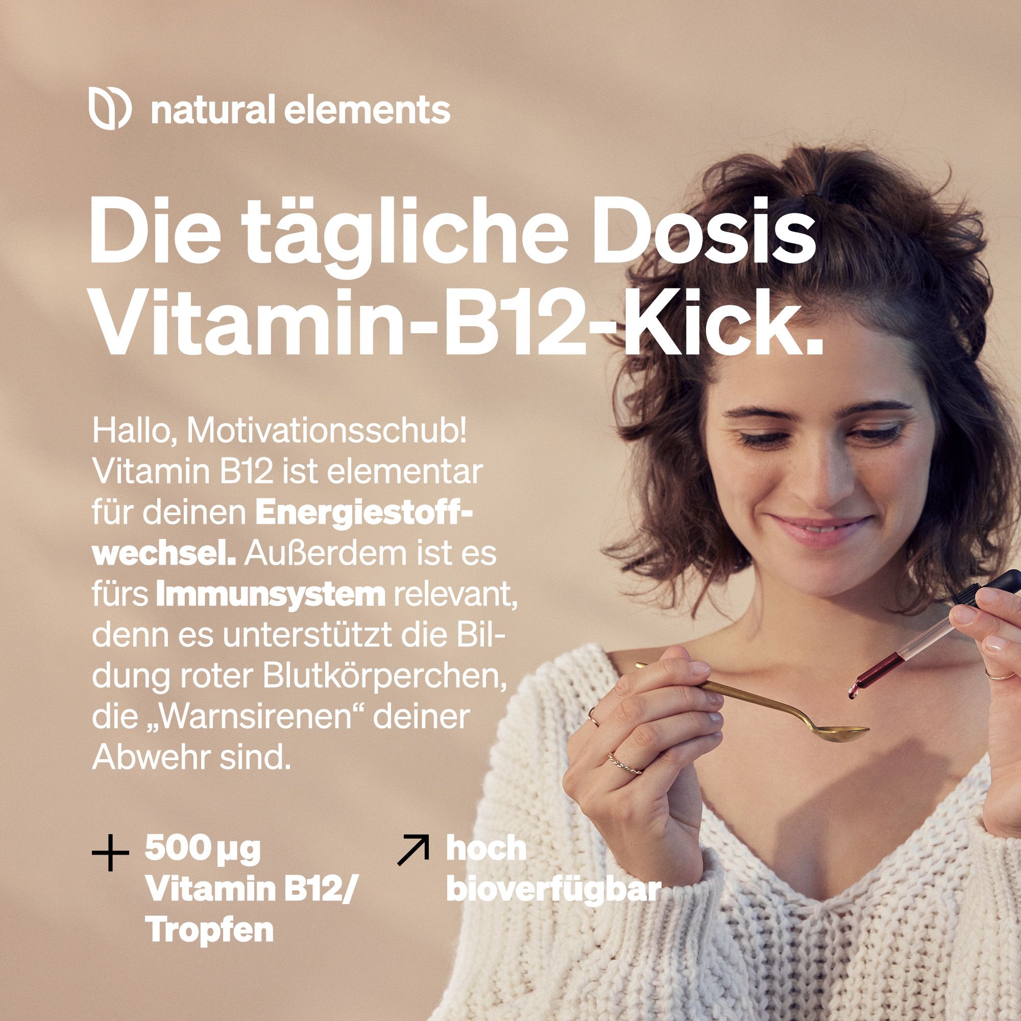 Frau hält Löffel und Tropfflasche. Text: Die tägliche Dosis Vitamin-B12-Kick. + 500µg Vitamin B12/Tropfen.