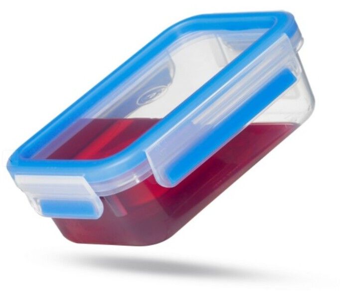 Quadratische Frischhaltedose mit blauem Deckel und Verschluss. Enthält rote Flüssigkeit. Transparentes Material.