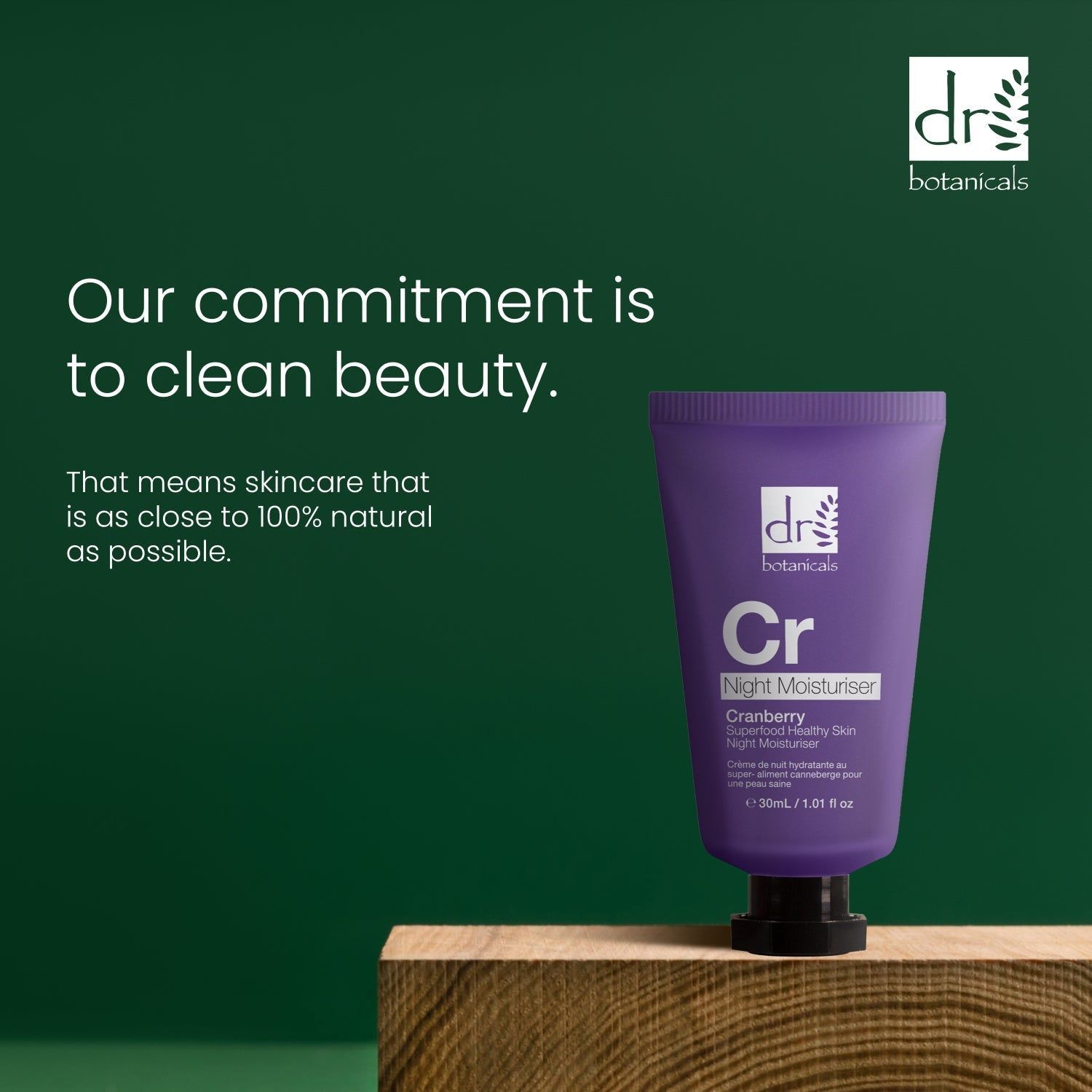 Lila Tube auf Holzblock. Text: Our commitment is to clean beauty. Skincare that is as close to 100% natural as possible.