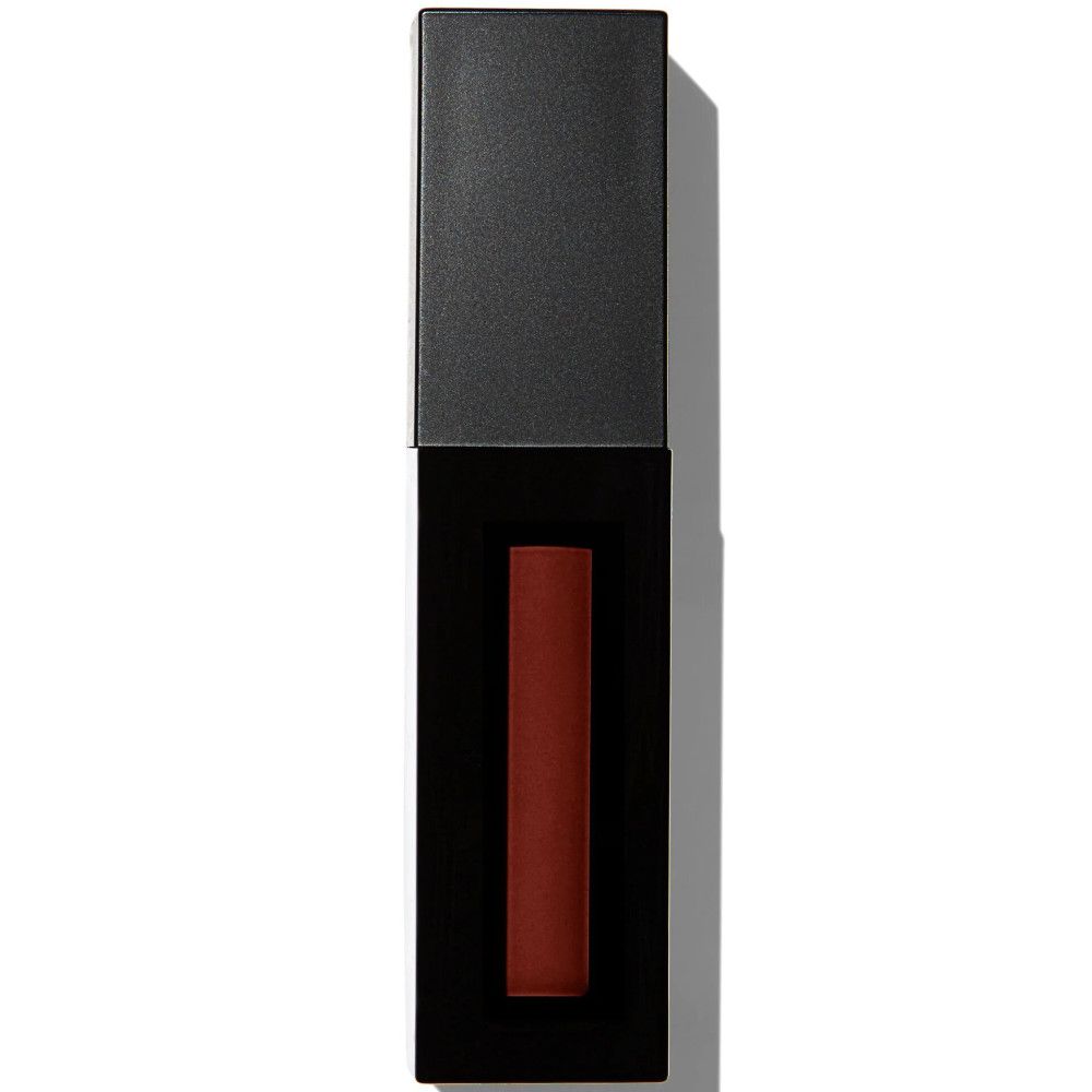 Matte Lipgloss in schwarzer Hülle, geöffnet. Rechteckige Form, dunkelroter Inhalt. Schwarzer Deckel oben.