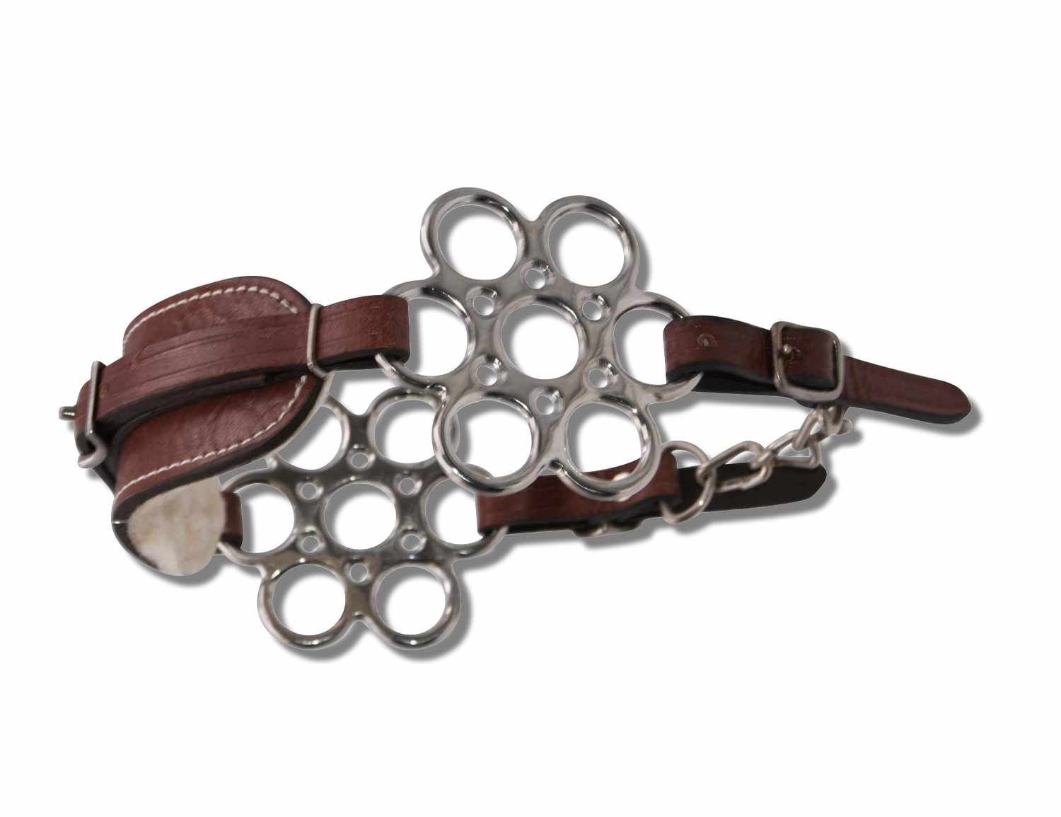 Hackamore Flora. Leder und Metall. Braune Lederriemen, silberfarbene Metallteile. Runde Form mit Löchern. Kette.