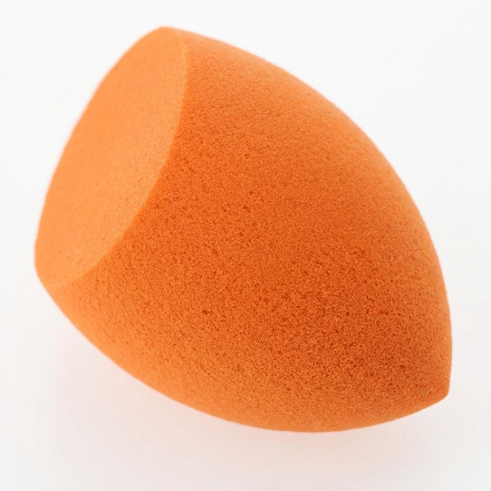 Orange Make-up-Schwamm mit abgeschrägter Spitze.