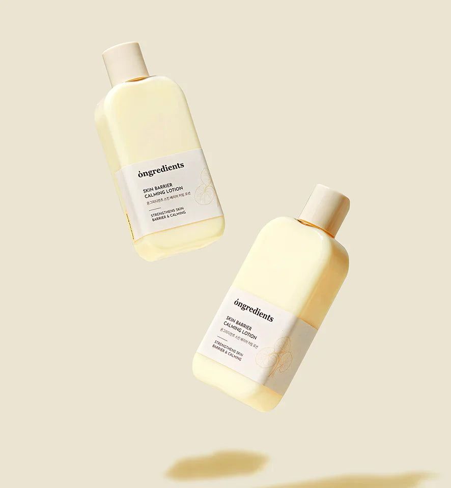 Zwei Flaschen ONGREDIENTS Skin Barrier Calming Lotion schweben im Raum. Stärkt und beruhigt die Haut.