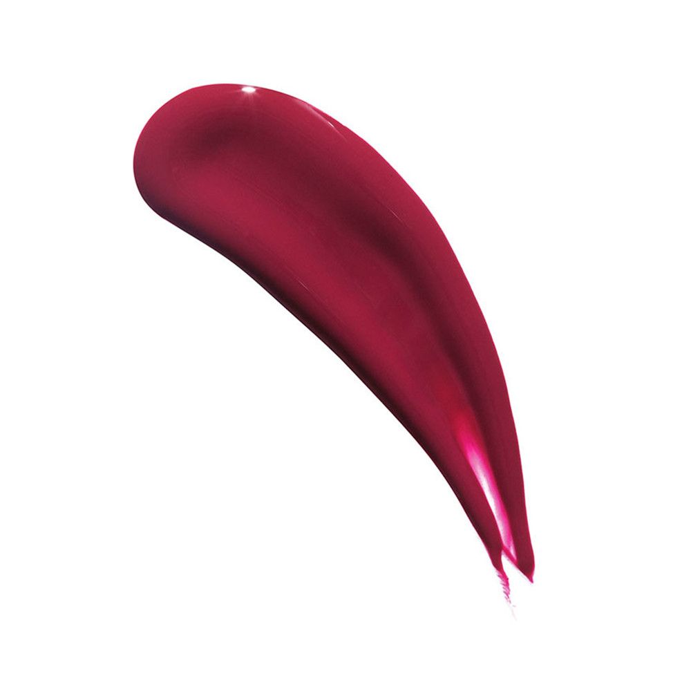 Ein einziger, geschwungener Lipgloss-Strich in Rot. Glänzende Textur. Auf weißem Hintergrund.