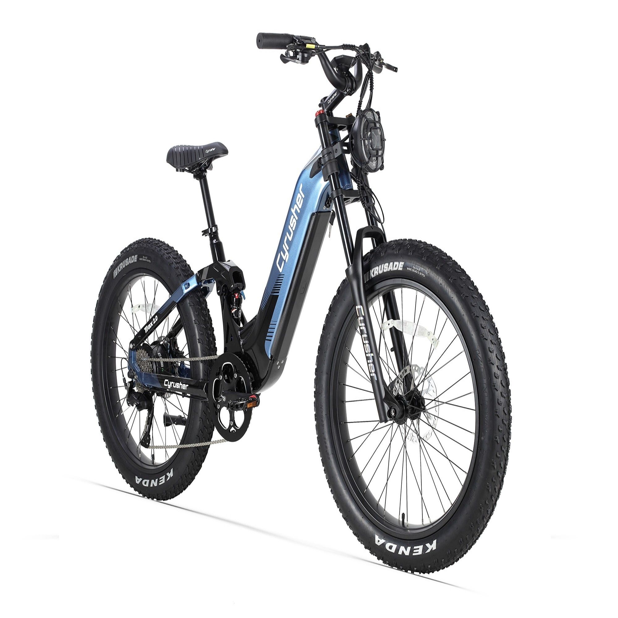 Blau-schwarzes E-Mountainbike. Dicke Reifen, Federung, Scheinwerfer, Marke "Cyrusher".