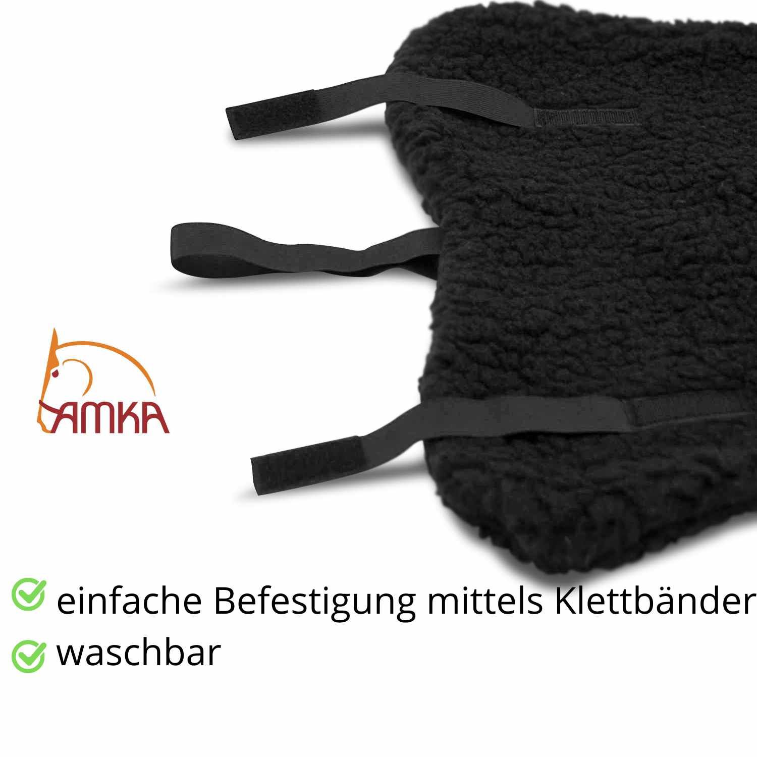 Schwarzer Sattelsitzbezug mit Klettbändern. AMKA Logo. Text: einfache Befestigung, waschbar.