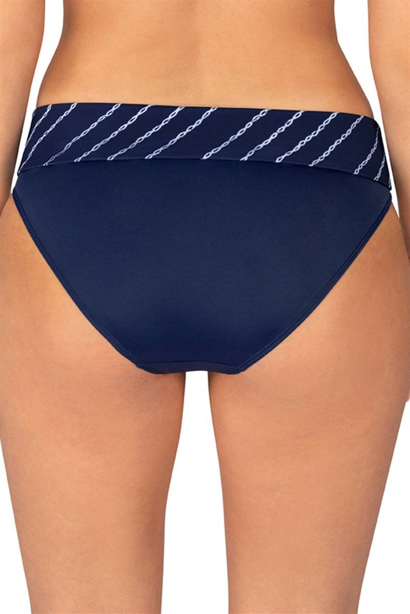 Dunkelblaue Badepanty mit weißem Kettendesign am Bund. Rückansicht, von einer Person getragen.