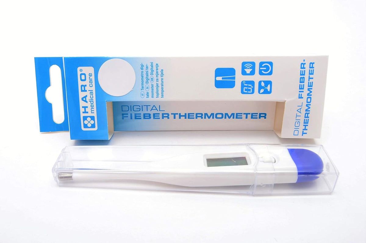Digitales Fieberthermometer in transparenter Hülle. Weißes Thermometer mit blauem Ende und Display. Text: Digital Fieberthermometer. Marke HARO.