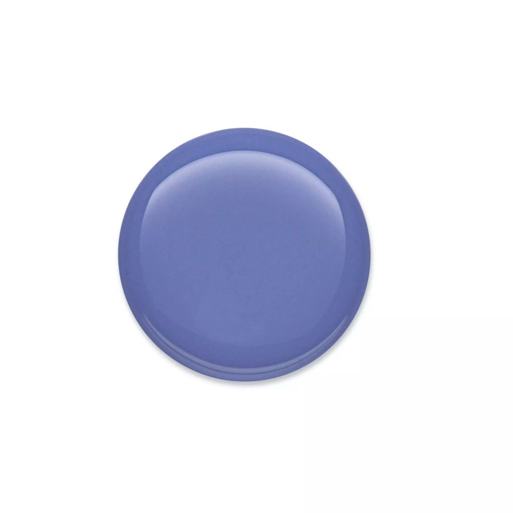 Nagellack in hellblau. Runde Form, glänzende Oberfläche. Auf weißem Hintergrund.