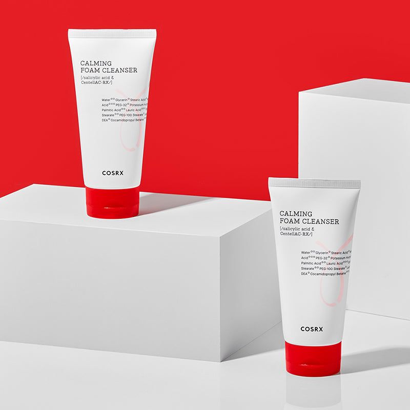 Zwei weiße Tuben mit rotem Deckel. Aufschrift: Calming Foam Cleanser, Inhaltsstoffe. Marke: COSRX.