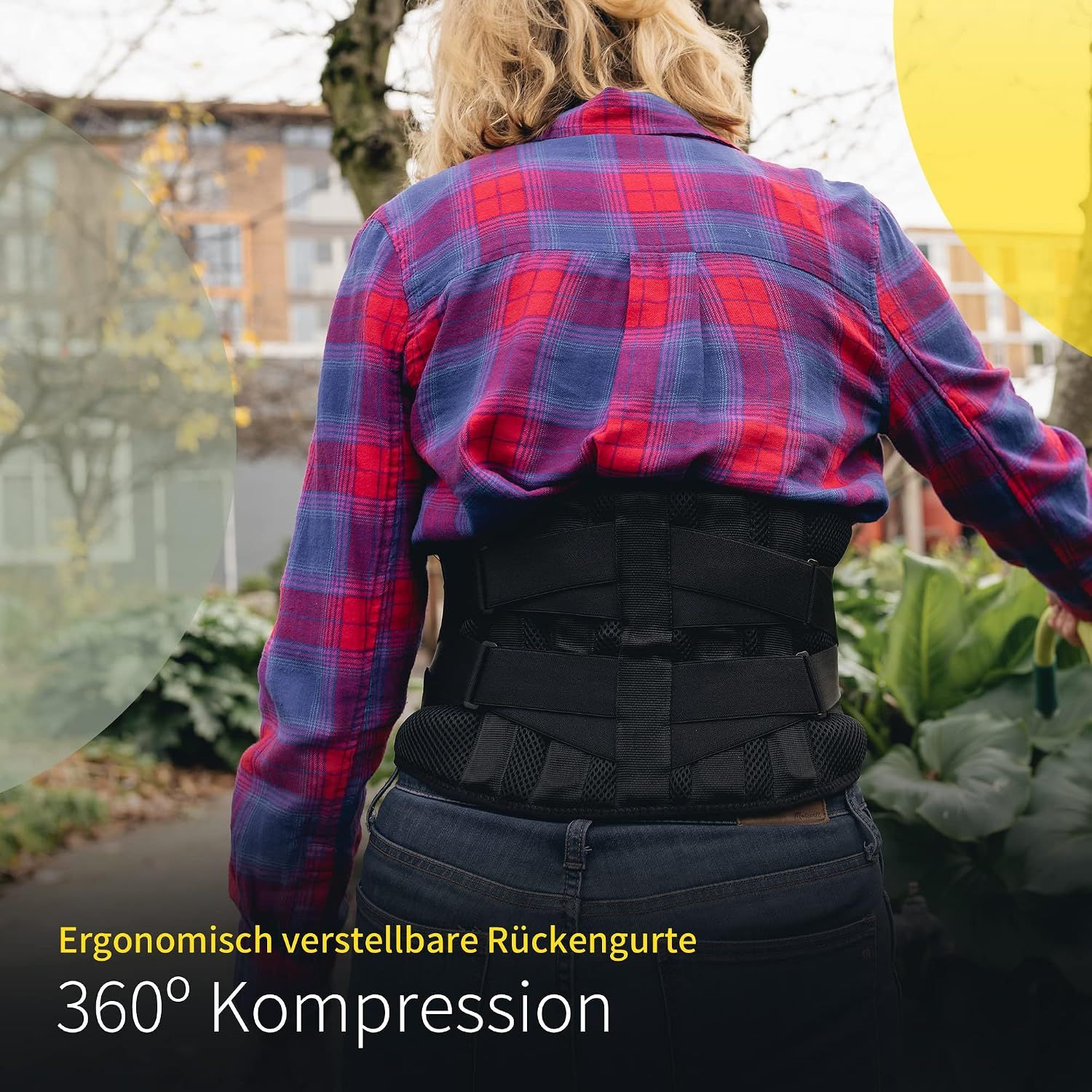 Mann hebt Kartons mit einem Lendenwirbelstützgurt.