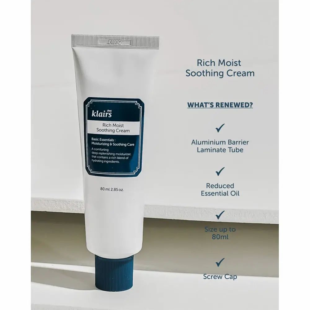 Weiße Tube mit blauem Etikett. Auf dem Etikett steht "klairs Rich Moist Soothing Cream". Zusätzliche Informationen.