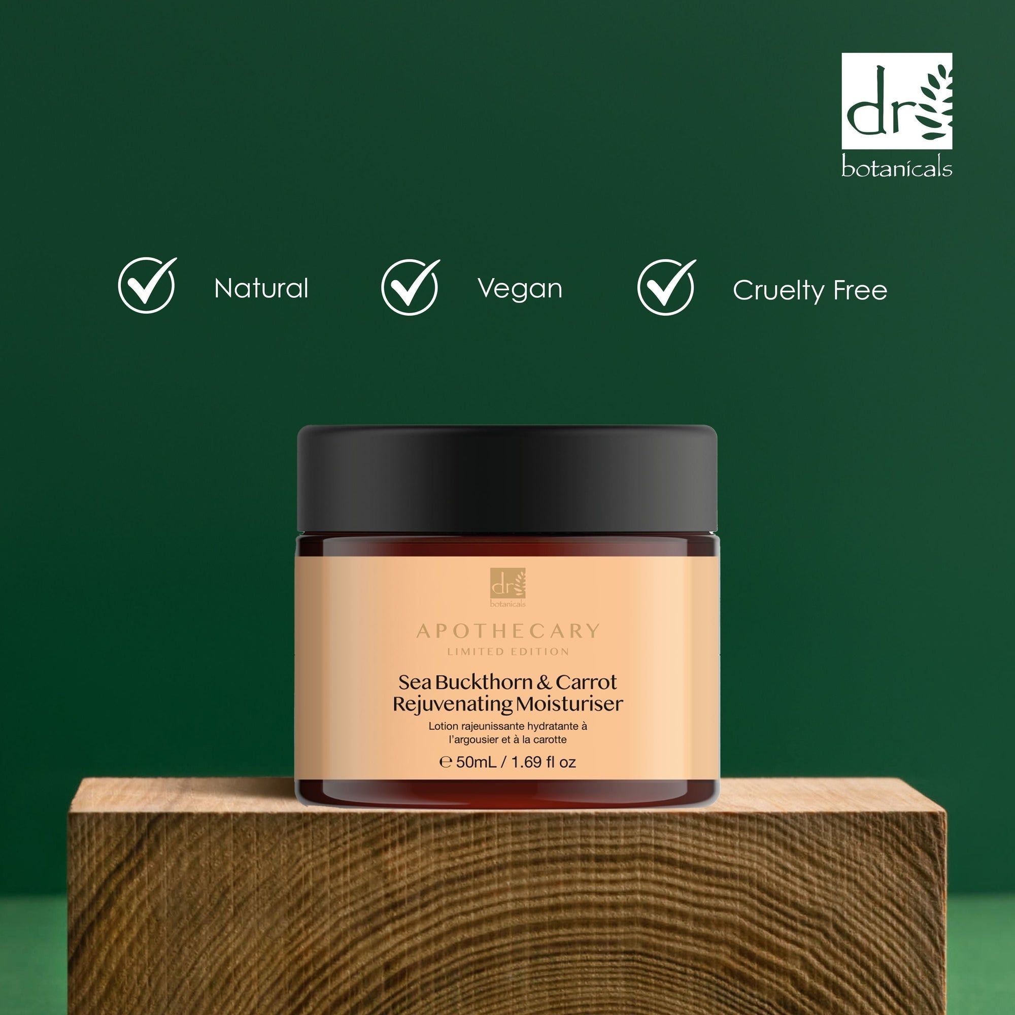 Creme-Dose auf Holzblock. Aufschrift: Sea Buckthorn & Carrot Rejuvenating Moisturiser. Apothecary Limited Edition. Mit Natural, Vegan, Cruelty Free.
