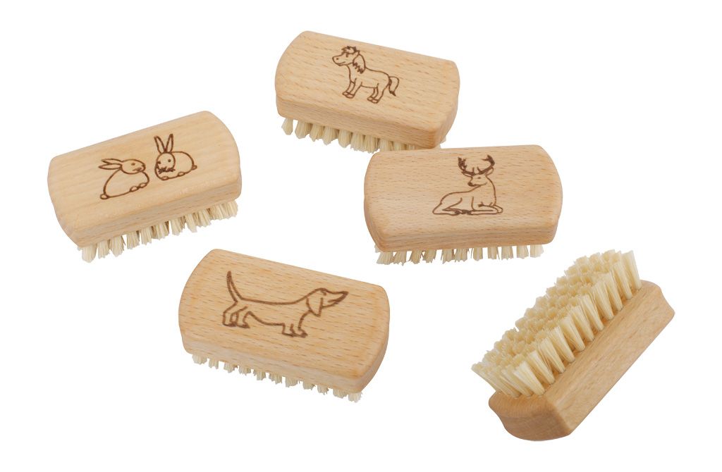 Fünf Nagelbürsten aus Holz mit Tiergravuren: Hase, Hund, Hirsch und Pferd. Borsten hell. Abgerundete Form.