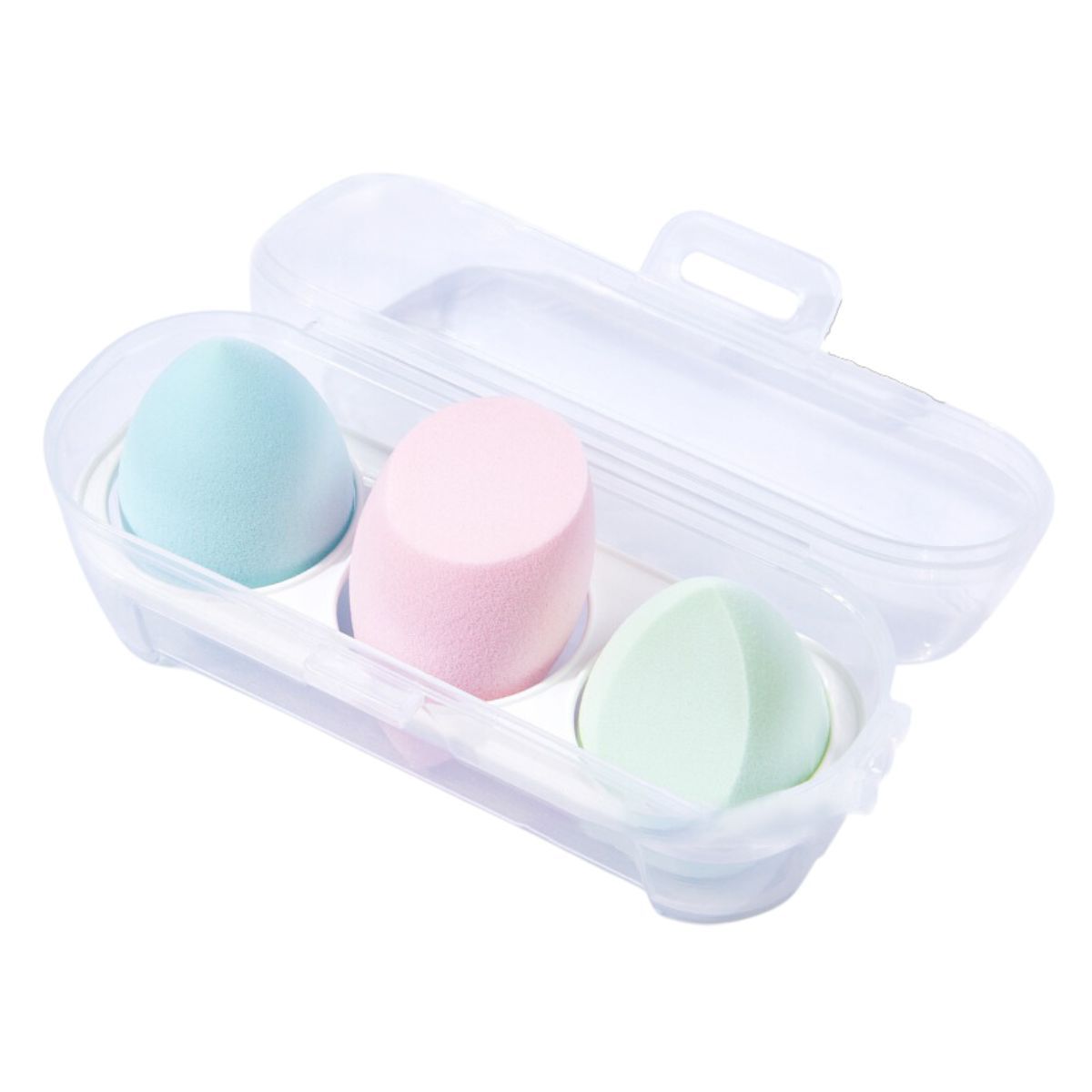 Drei pastellfarbene Make-up-Schwämme in einer transparenten Kunststoffbox. Die Schwämme sind in Blau, Rosa und Grün gehalten.