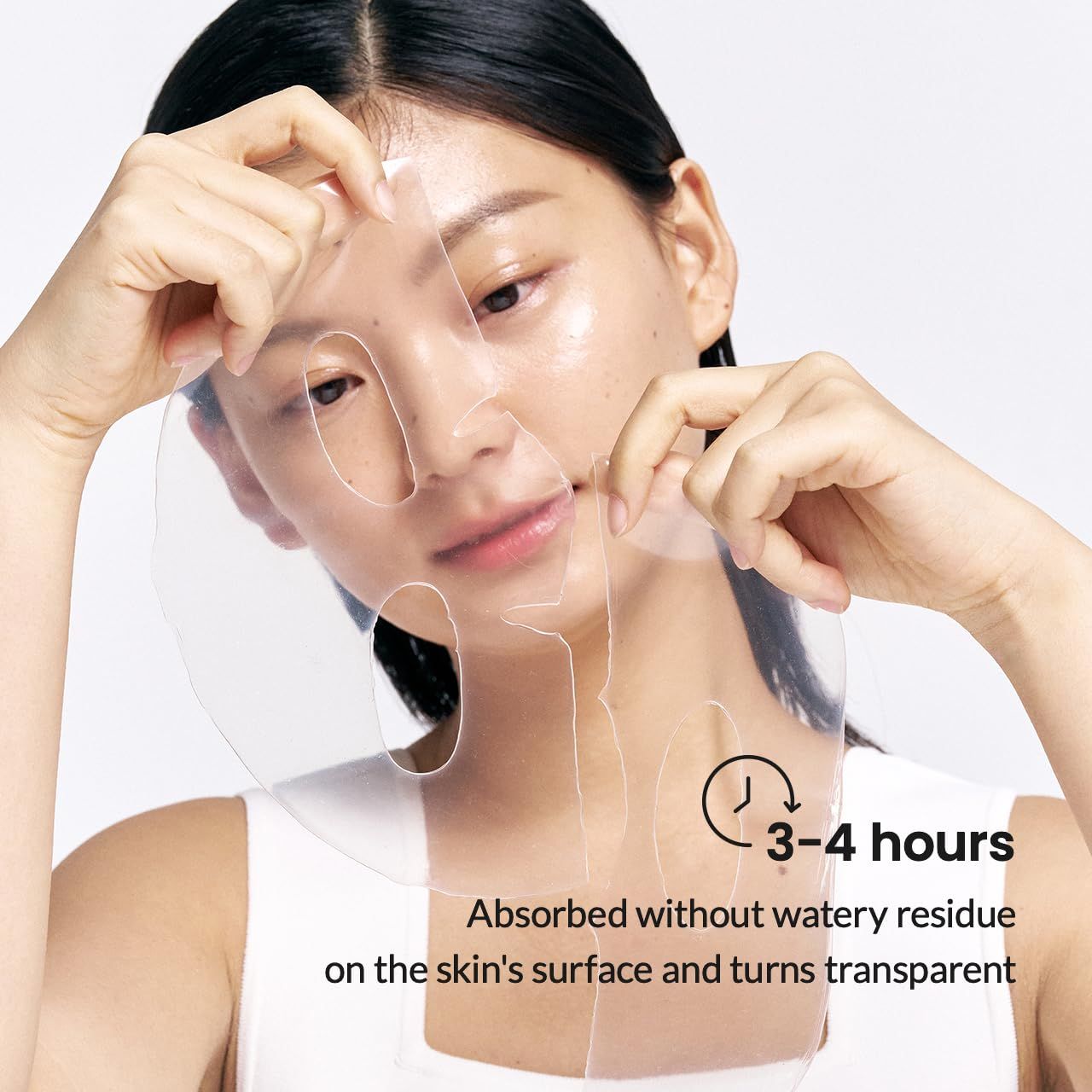 Frau mit Gesichtsmaske. Text: 3-4 hours, Absorbed without watery residue on the skin's surface and turns transparent. Weißer Hintergrund.