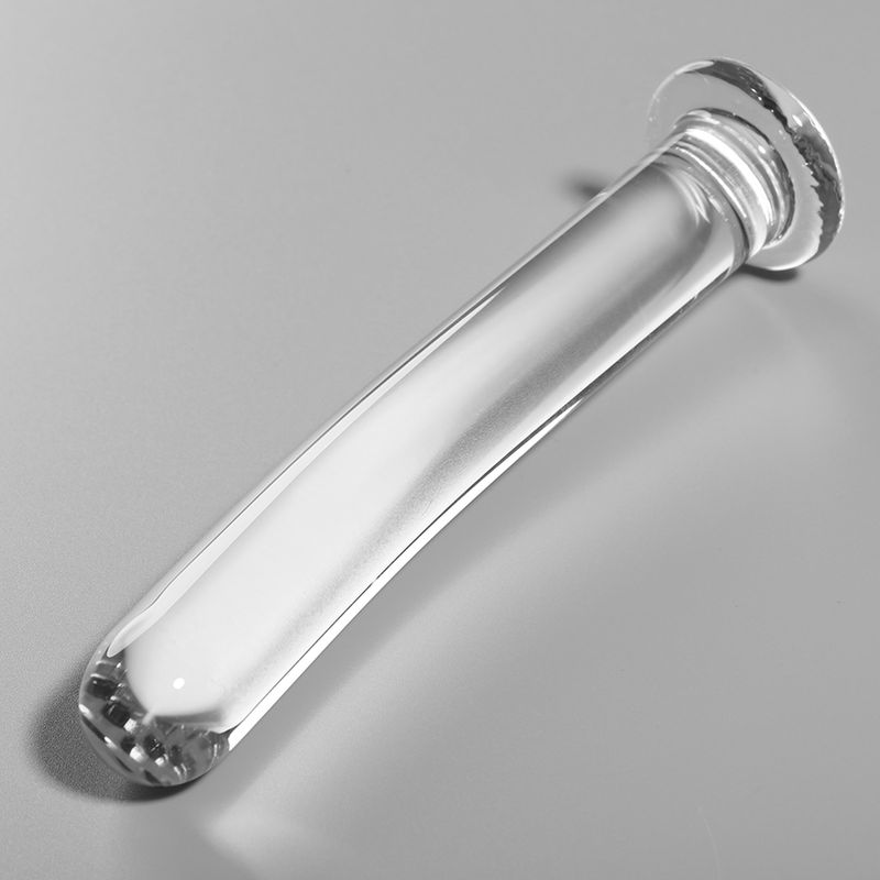 Klarer Borosilikatglas-Dildo, Modell 9, auf grauem Hintergrund liegend. Glatte Oberfläche, gebogene Form, breite Standfläche.