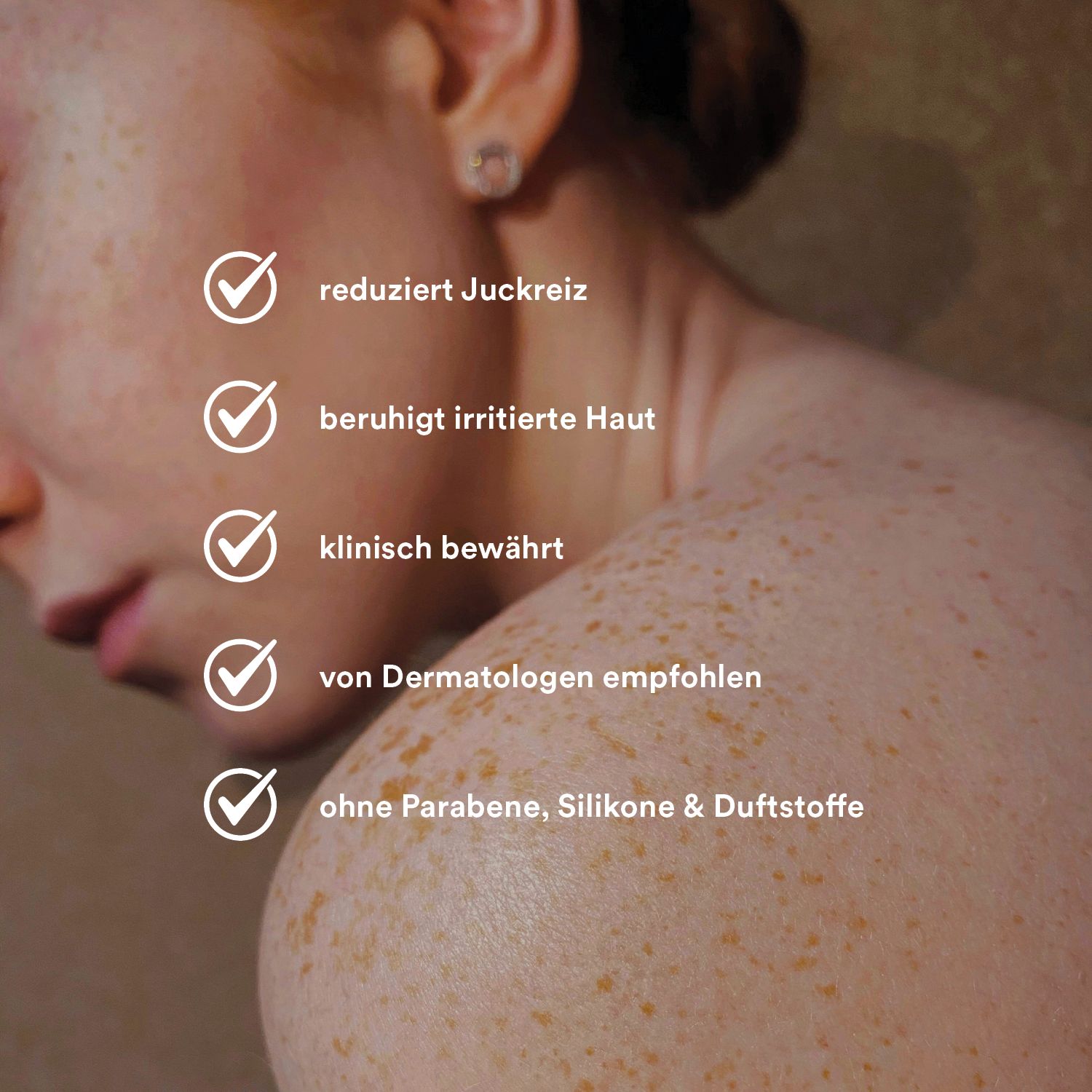 Haut mit roten Flecken. Text: reduziert Juckreiz, beruhigt irritierte Haut, klinisch bewährt, von Dermatologen empfohlen.