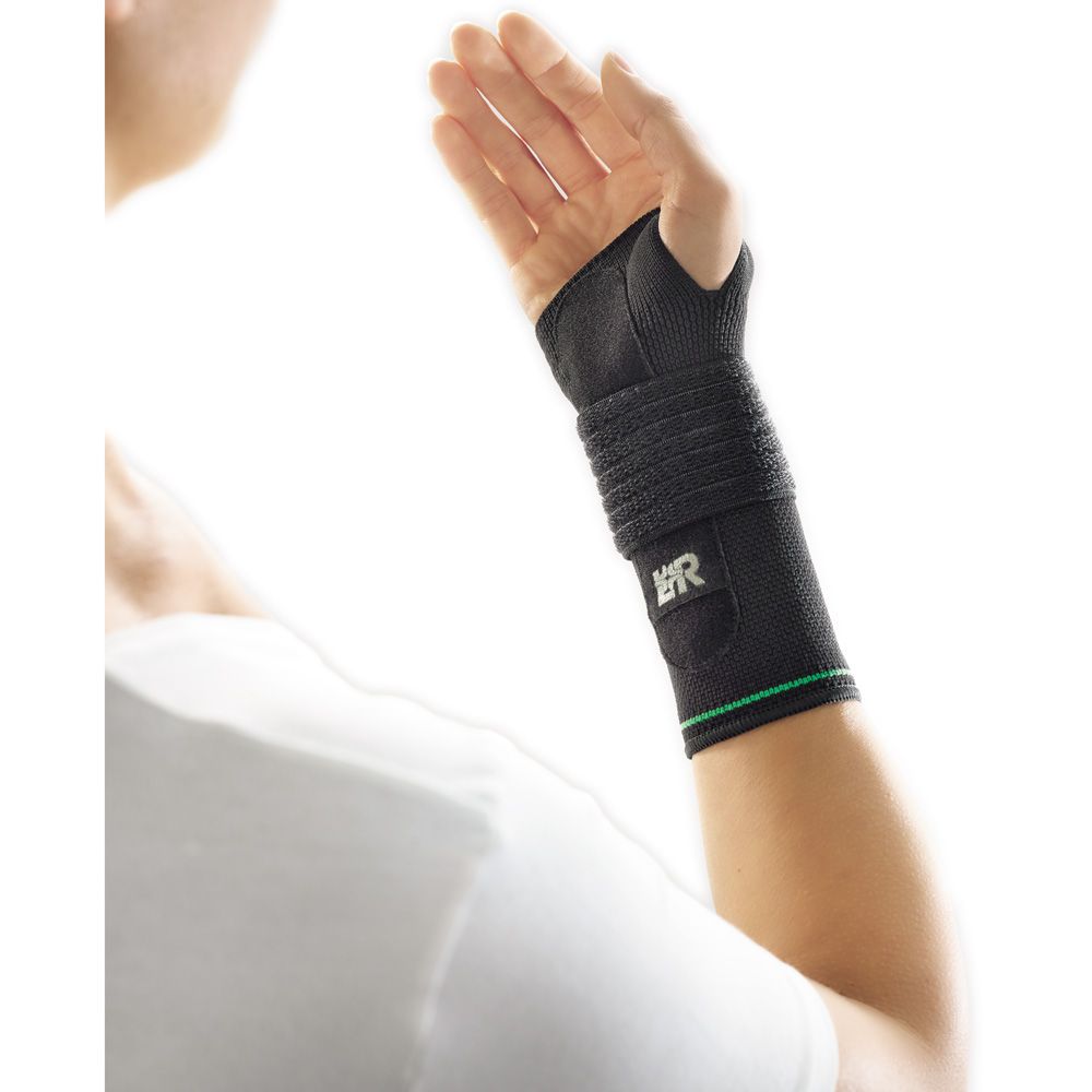 Rückansicht einer schwarzen Handgelenkbandage mit grünen Akzenten an einem Arm.