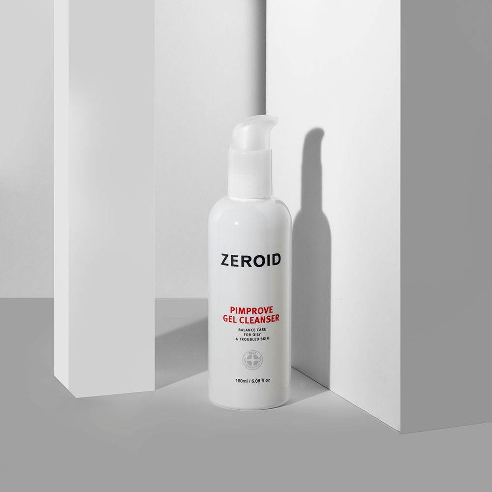 Weiße Flasche Zeroid Pimprove Gel Cleanser vor weißem Hintergrund. Produkt für ölige und problematische Haut.